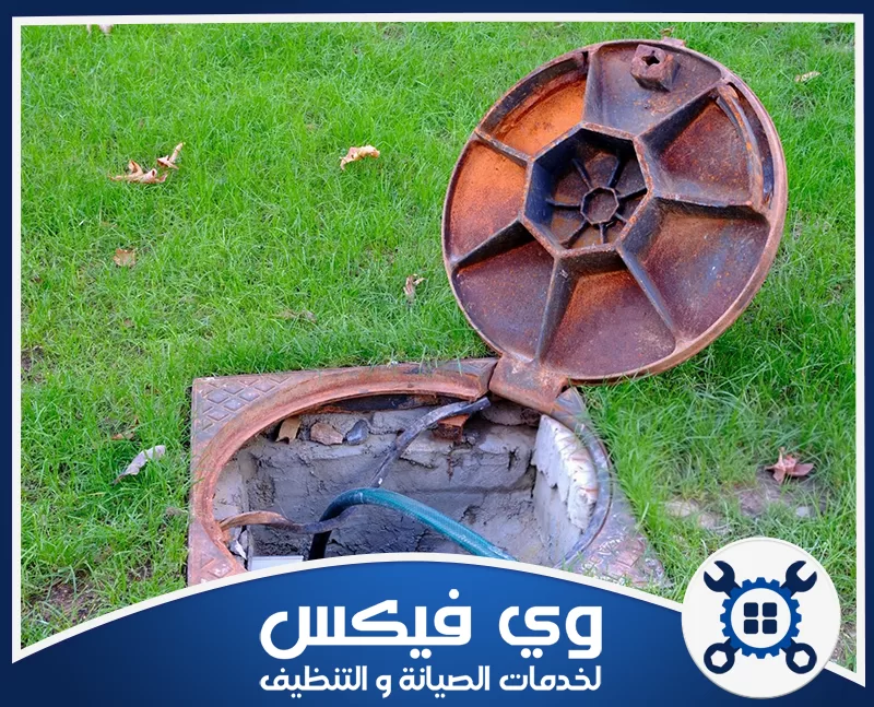 تسليك مجاري حفر الباطن 0544909308 شركة وي فيكس عامل يستخدم معدات تسليك مجاري حفر الباطن لتنظيف بالوعة مفتوحة على العشب.