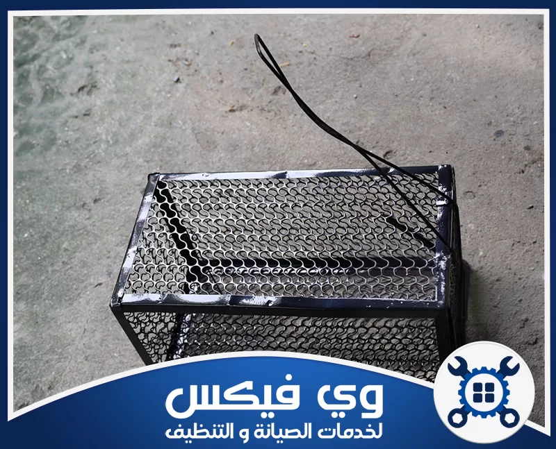 فني مكافحة الفئران بحفر الباطن 0544909308 شركة وي فيكس مصيدة معدنية لحجز القوارض موضوعة على الأرض ضمن أعمال مكافحة الحشرات المواقع بشكل بدقة عالية