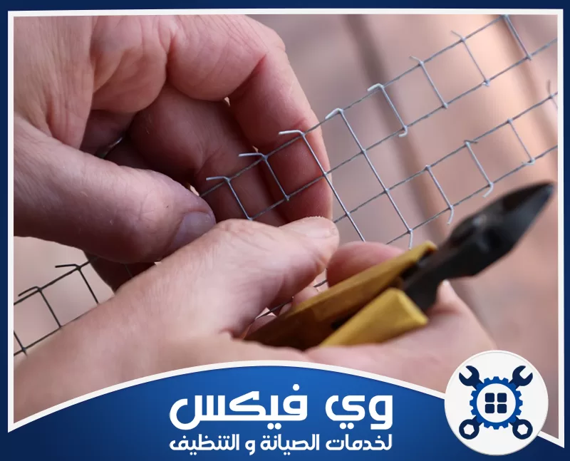 شركة تركيب طارد الحمام بحفر الباطن مع الضمان 0544909308 شركة وي فيكس يد تقوم بقص وتشكيل شبكة سلكية باستخدام أدوات قطع معدنية أثناء أعمال تركيب الحماية والتجهيزات بدقة عالية