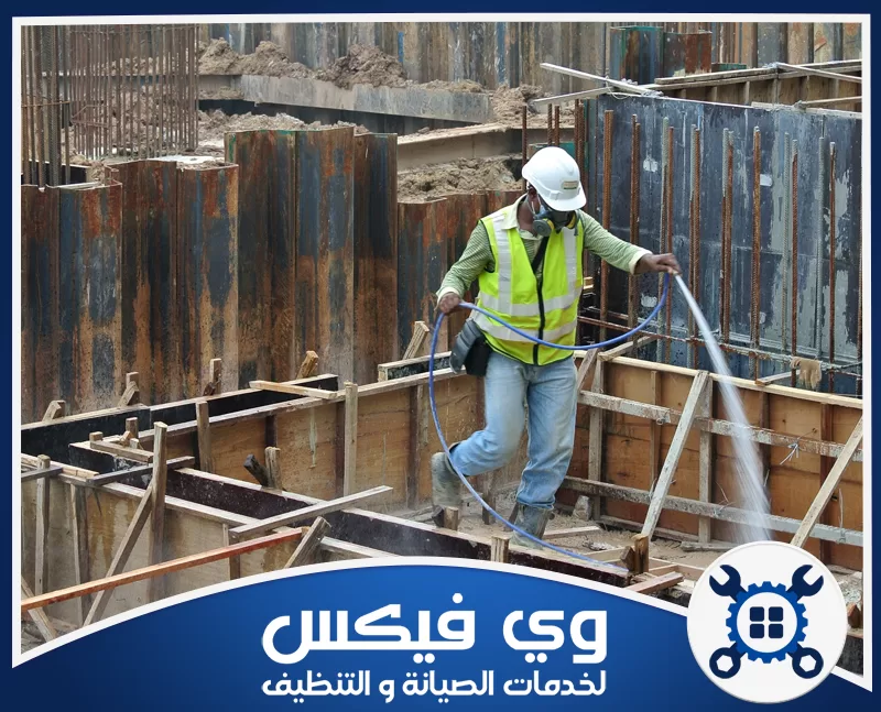 أضرار حشرة الدفان على المباني 0544909308 شركة وي فيكس فني يرتدي معدات السلامة أثناء معالجة أجزاء من الأساسات داخل موقع بناء.