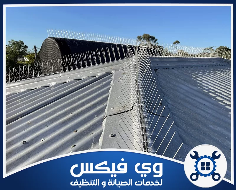 الأدوات المستخدمة في تركيب طارد الحمام 0544909308 شركة وي فيكس أسياخ معدنية مثبتة على سطح معدني لمنع الطيور من الوقوف وحماية المباني من التلوث والتلف بدقة عالية